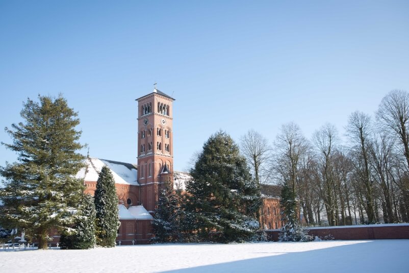 De abdij van Westmalle in een sneeuwlandschap